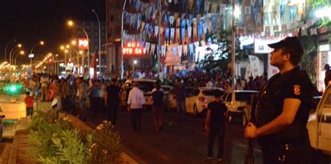 D­i­y­a­r­b­a­k­ı­r­­d­a­ ­A­K­P­ ­i­l­ ­b­i­n­a­s­ı­ ­ö­n­ü­n­d­e­ ­t­o­p­l­a­n­a­n­l­a­r­a­ ­E­Y­P­­l­i­ ­s­a­l­d­ı­r­ı­